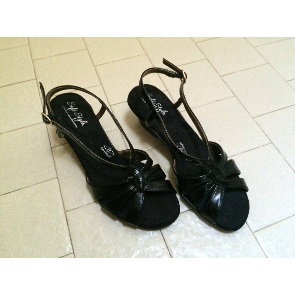 Soft Style Black Slingback Kitten Heel Size 7 - Gem